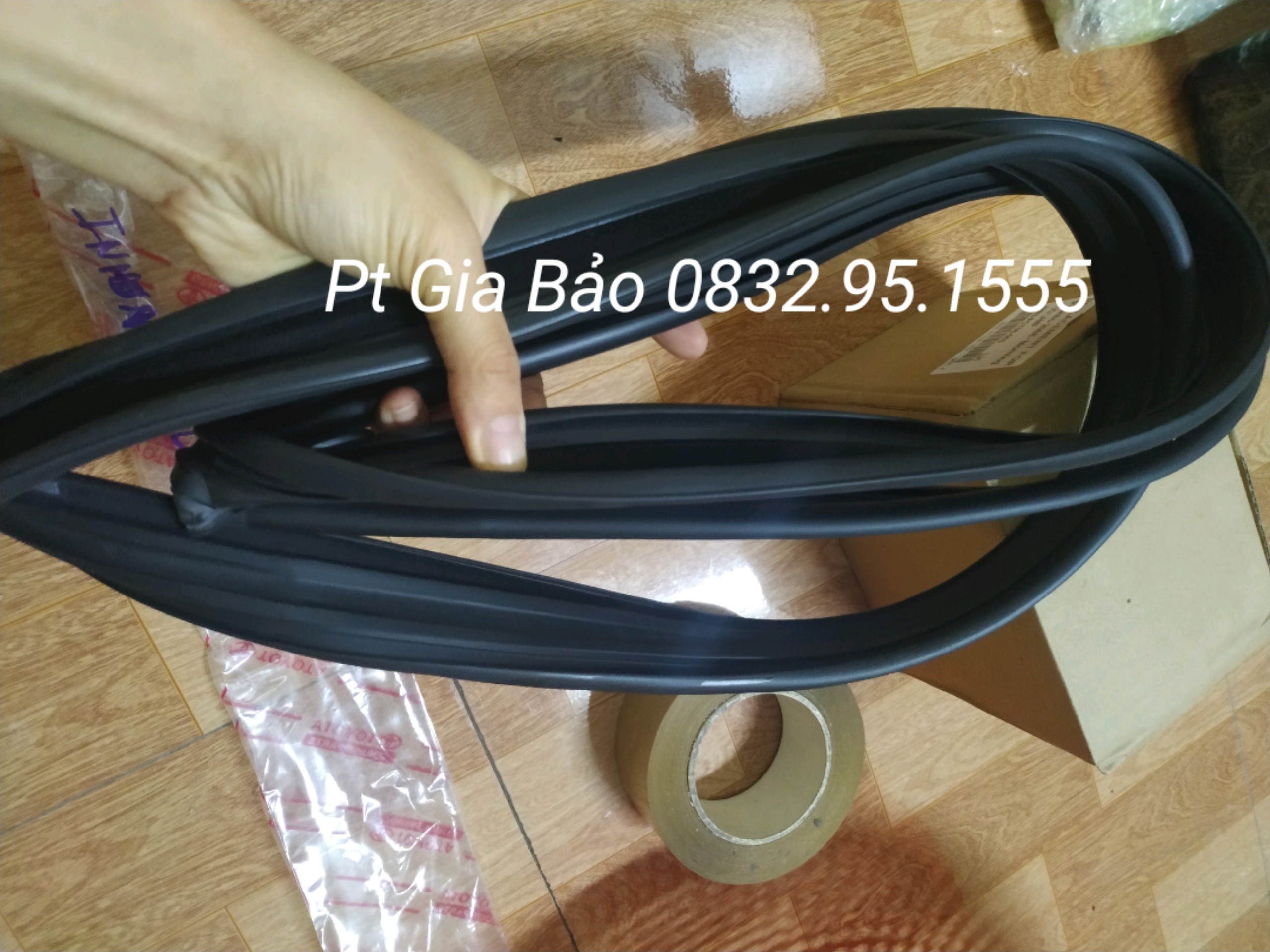 gioăng lên xuống kính Innova 05 - 15 ( giá 1 chiếc , oem )