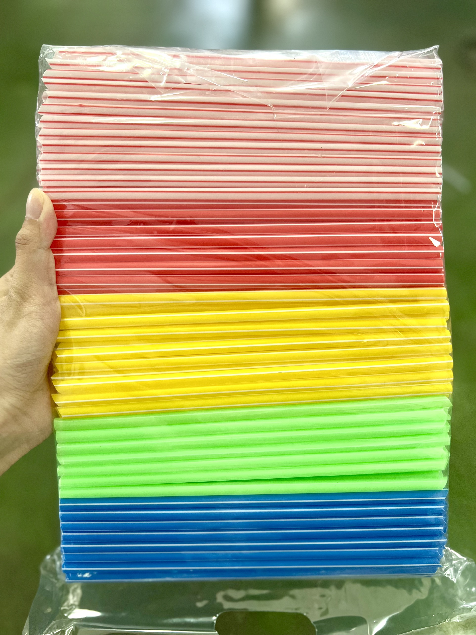 ỐNG HÚT CÓ SỌC MÀU PHI 6 (MỘT ĐẦU NHỌN) - 500g/bịch