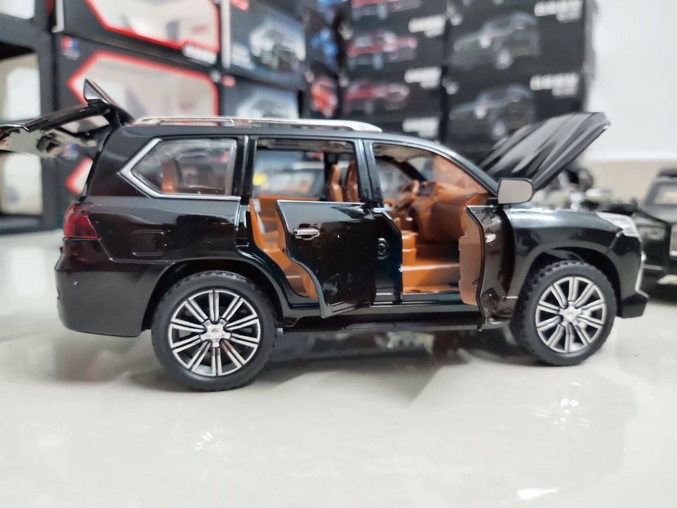 Xe mô hình Lexus LX570, tỉ lệ 1:24, màu đen