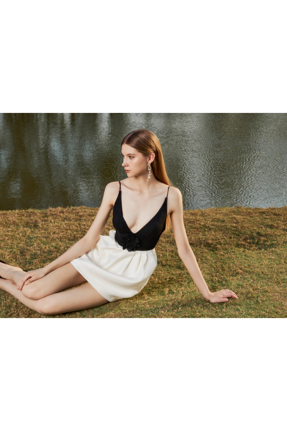 Đầm dây đen phối tùng xếp li kem đính hoa