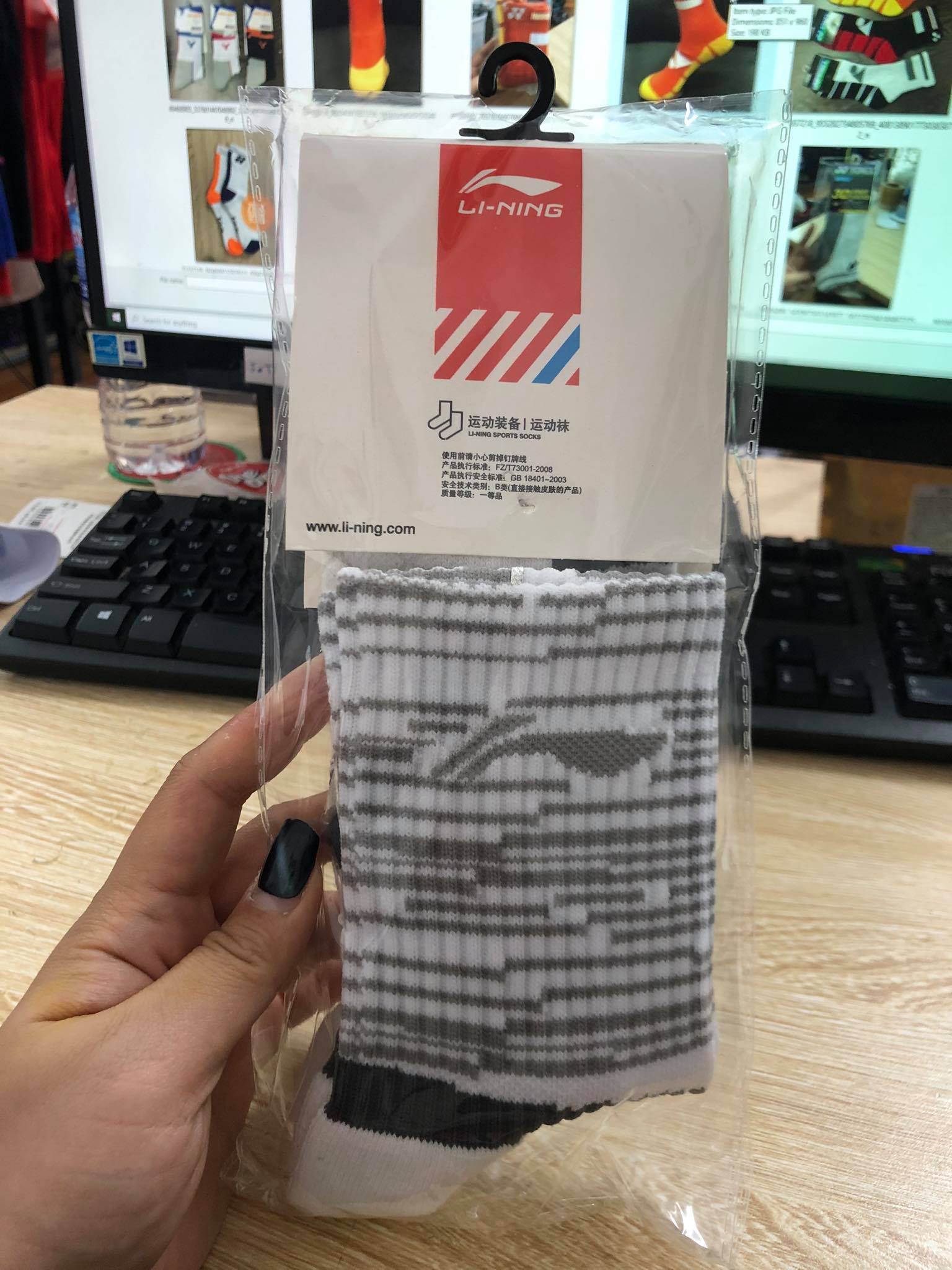 Tất cầu lông Lining cổ dài hoa văn