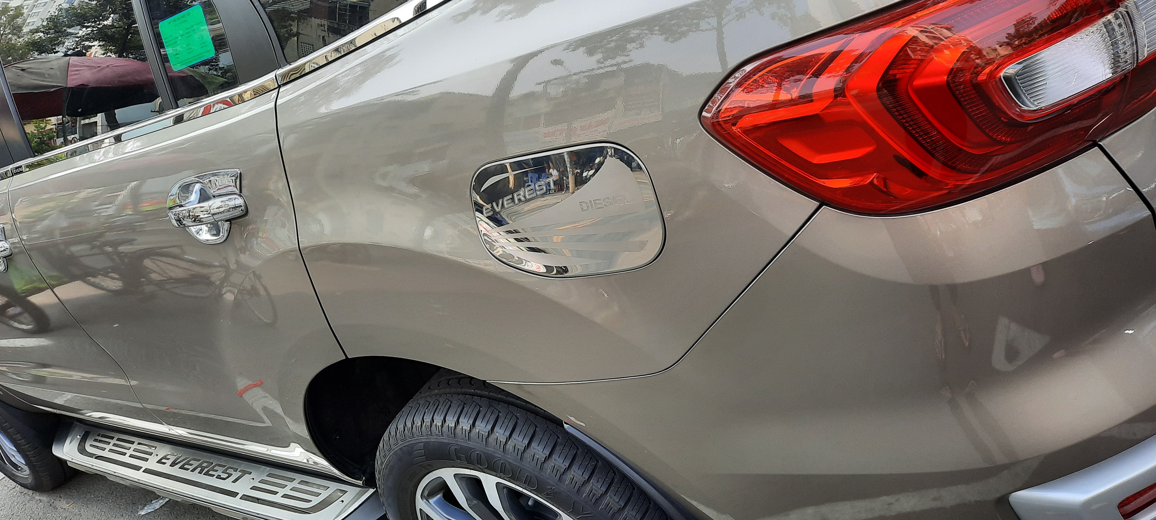 Ốp INOX nắp bình xăng FORD Everest