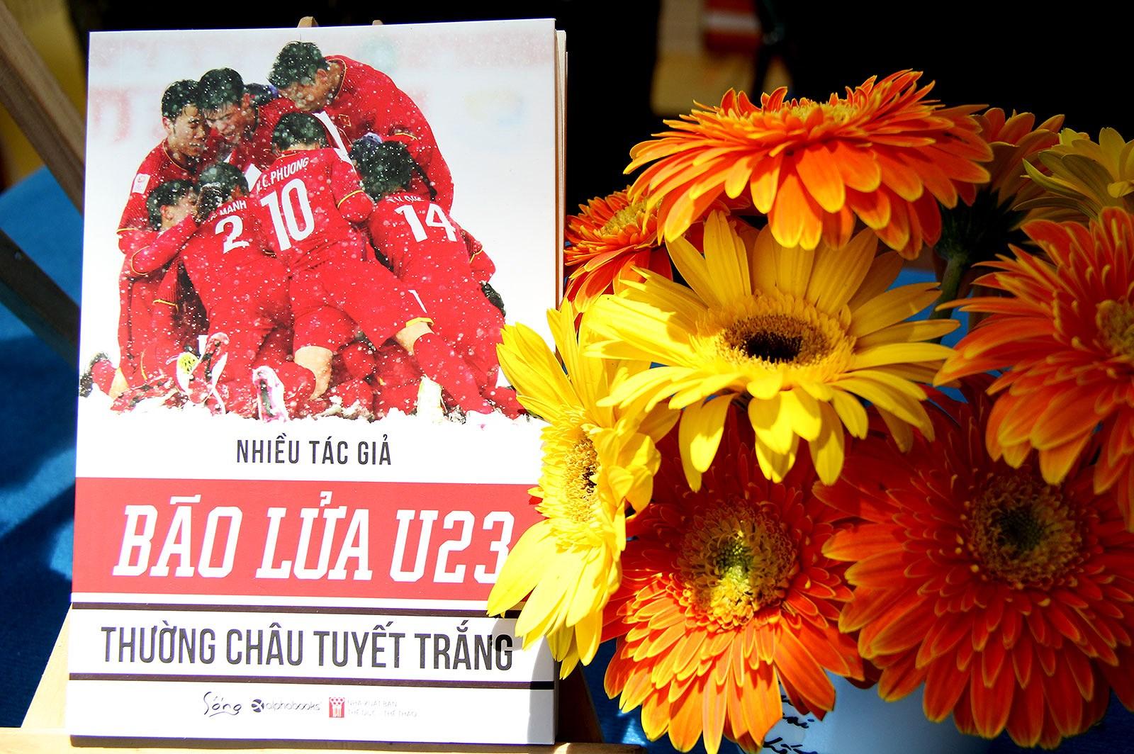 Sách Alphabooks - Bão Lửa U23 - Thường Châu Tuyết Trắng