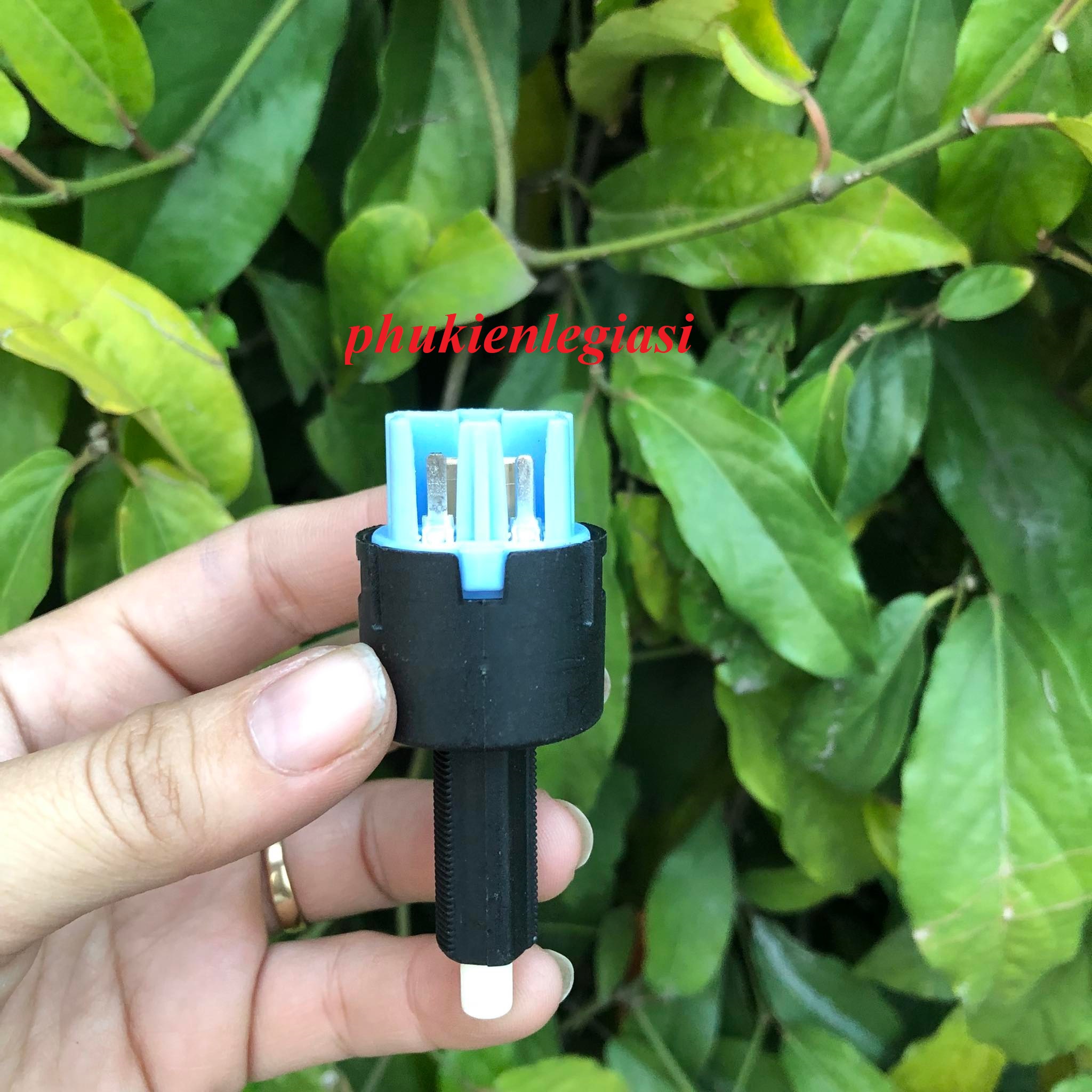 Công Tắc Đèn Chân Phanh Mitsubishi 4 Cổng 8614A183
