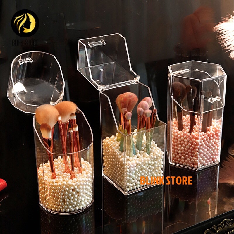 Hộp/cốc đựng cọ trang điểm để bàn, chất liệu mica dày dặn màu trong suốt. Kết hợp cùng kệ đựng mỹ phẩm tạo góc trang điểm tiện ích, sang trọng.