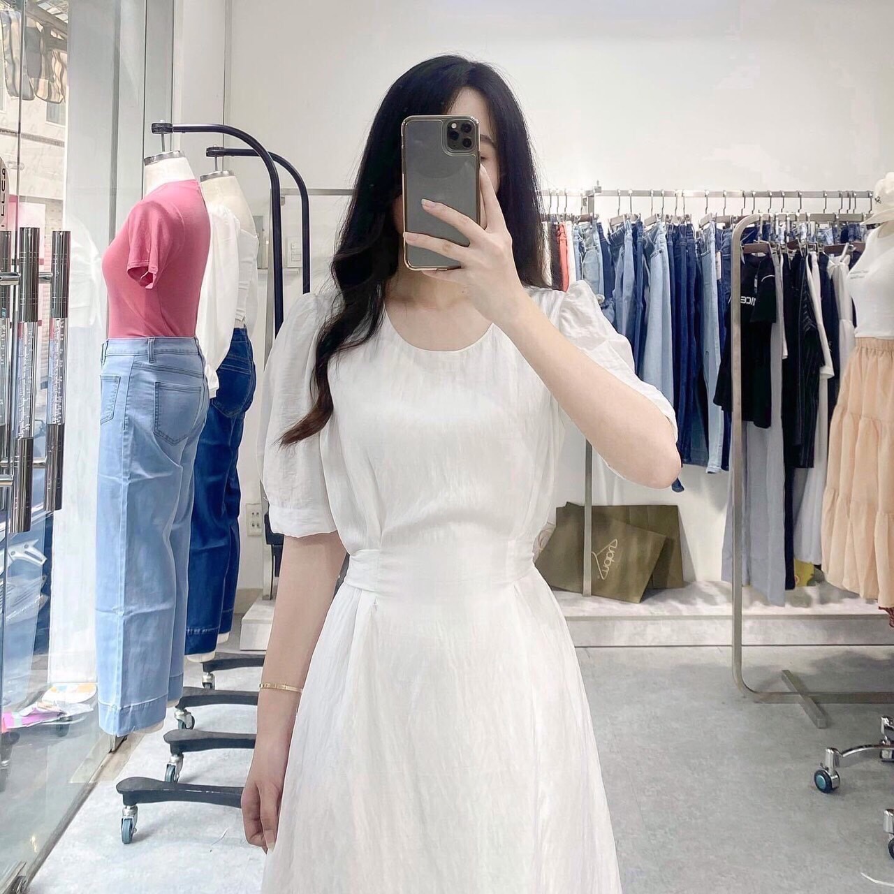 Đầm trắng cổ tròn thắt eo