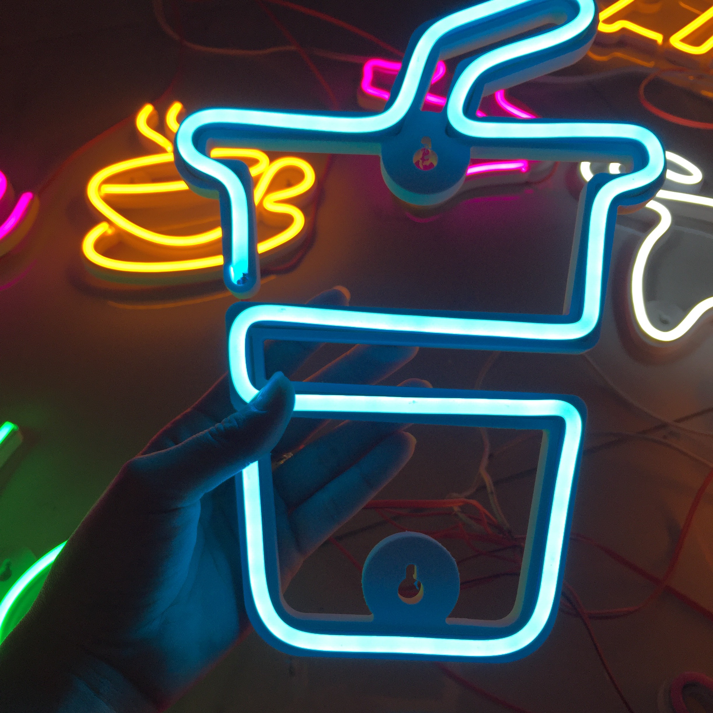 [LY TRÀ SỮA][ TẶNG KÈM MÓC TREO] Đèn led neon trang trí, led neon decor, led neon cho phòng ngủ, phòng khách, quán xá,led neon mini mẫu hình chữ “ly trà sữa” ( Kích thước 18x25cm)