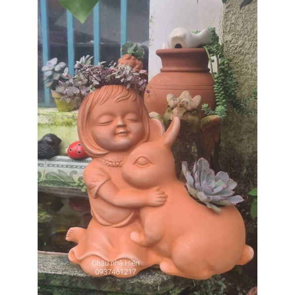 Chậu đất nung Bình Dương bé gái ôm thỏ