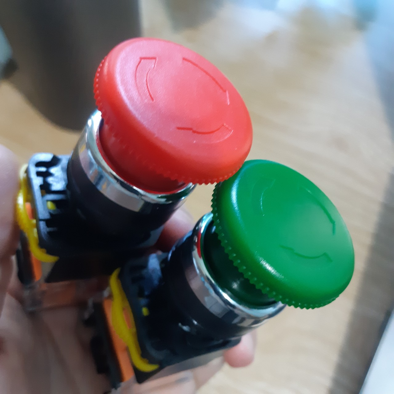 Nút nhấn xoay dừng khẩn, phi 22 mm, nhấn tự giữ