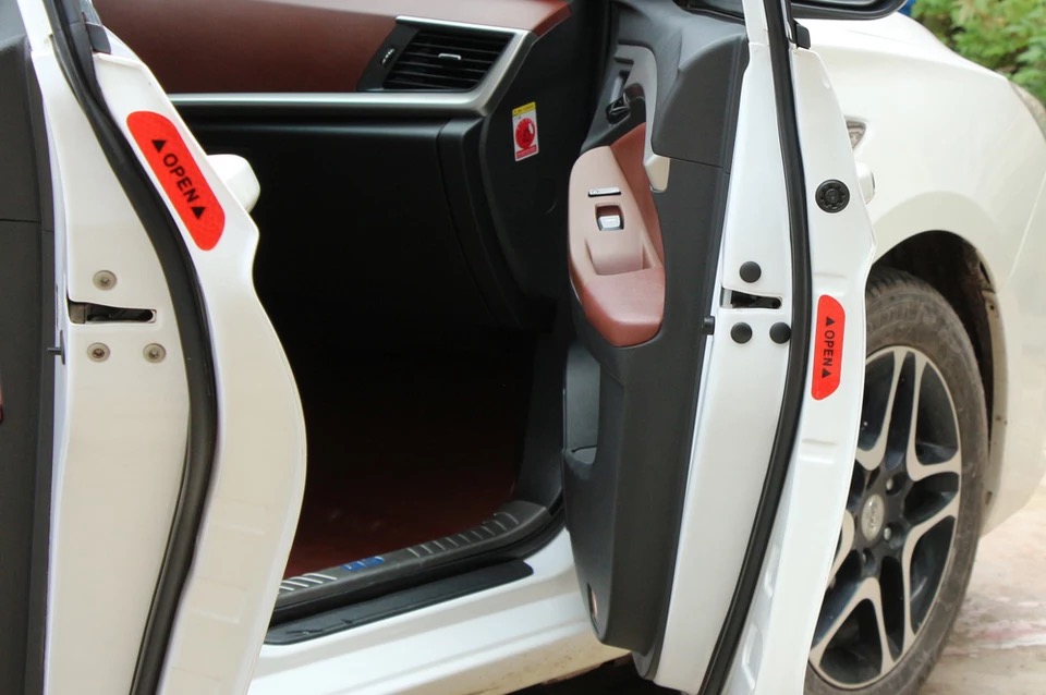 [HCM]Bộ 4 Miếng Decal Phản Quang Dán Cánh Cửa Ô Tô