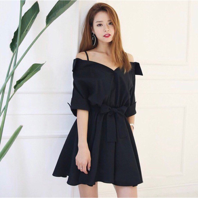 Đầm đen xoè cổ bẻ 2 dây