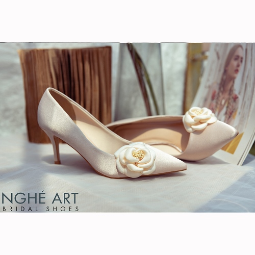 Giày cưới Nghé Art satin nude đính hoa lụa 334