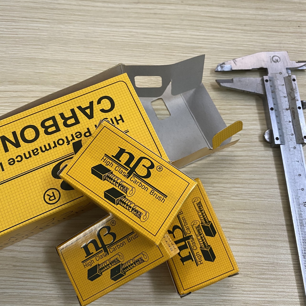 Chổi than E64 NB kích thước 6x10x18mm