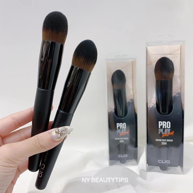 Cọ tán phấn má phấn phủ Clio 204 Pro Play Prism Face Brush lông mềm bám phấn Halomi