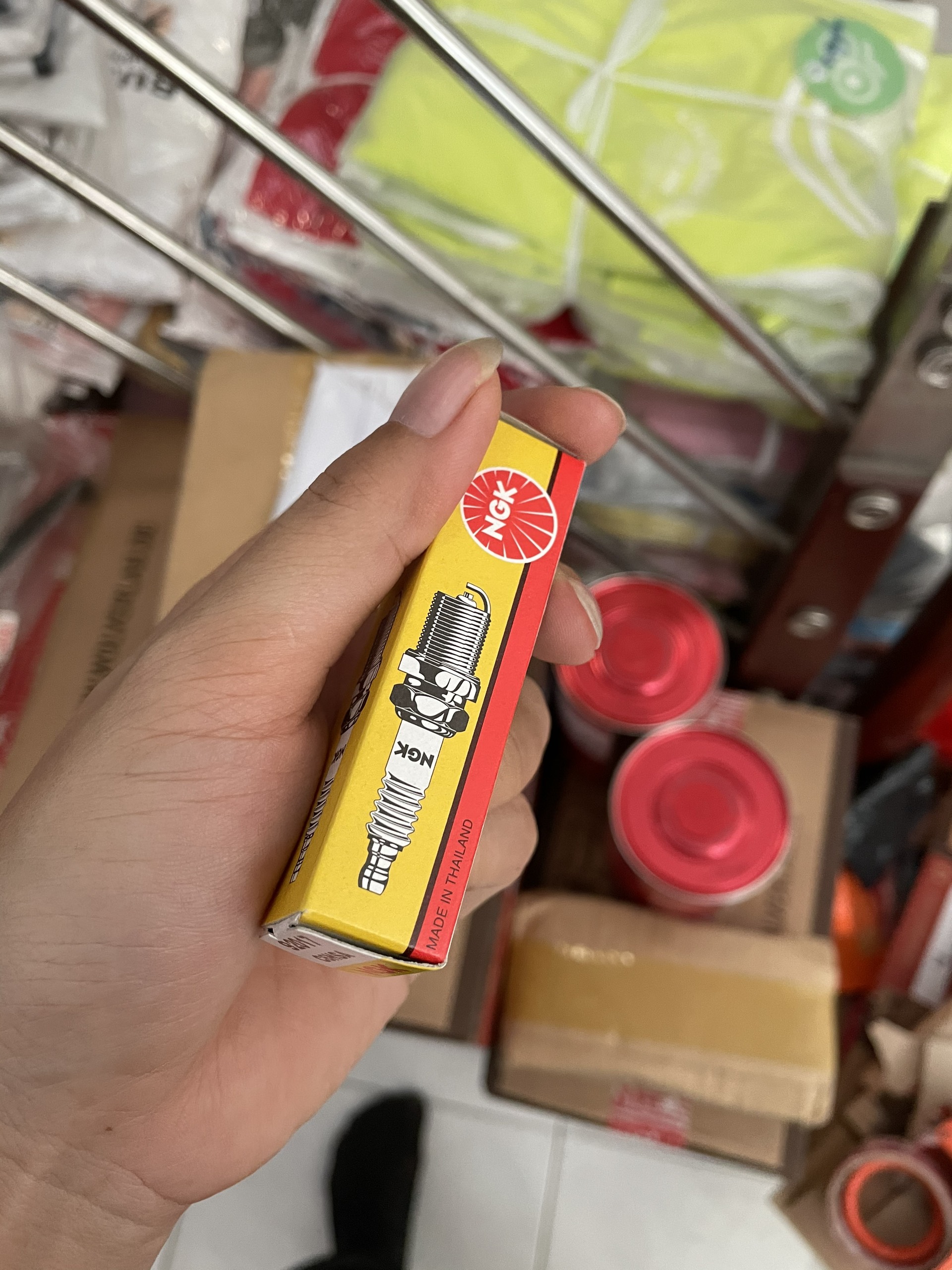 BUGI NGK C6HSA lắp cho xe Dream - Wave ( CHÂN NGẮN )