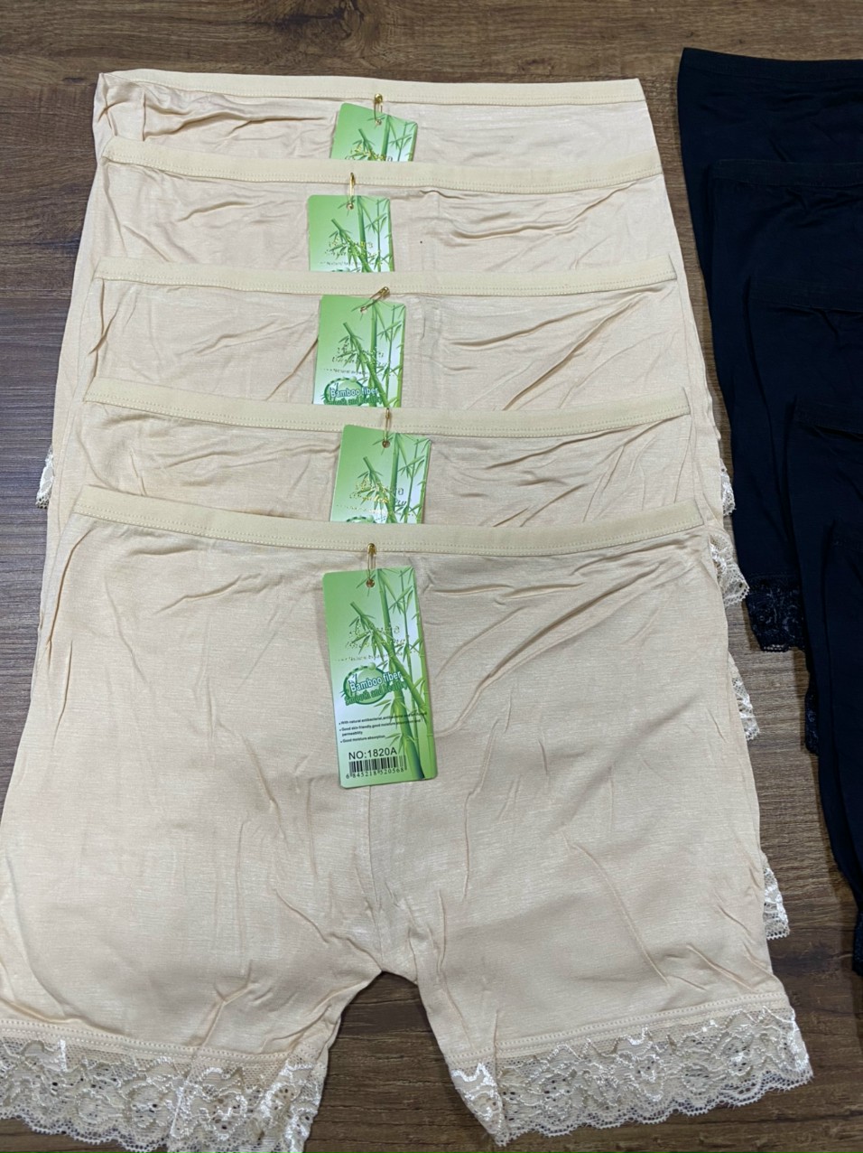 Quần đùi cotton mặc trong váy viền ren