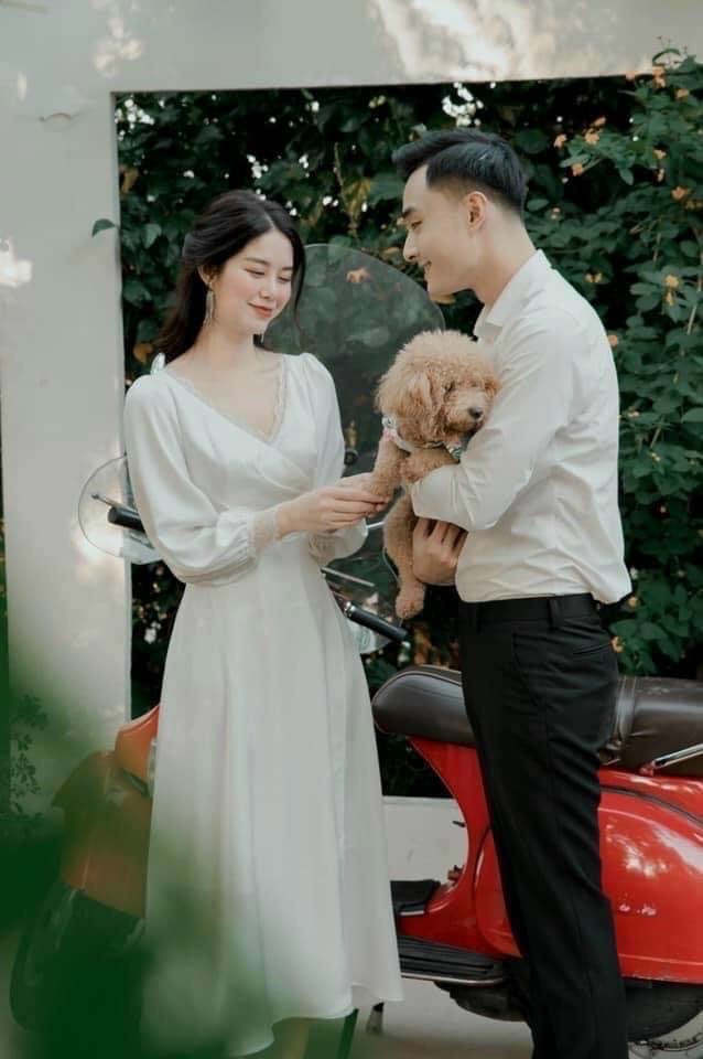 Đầm trắng viền ren nút eo