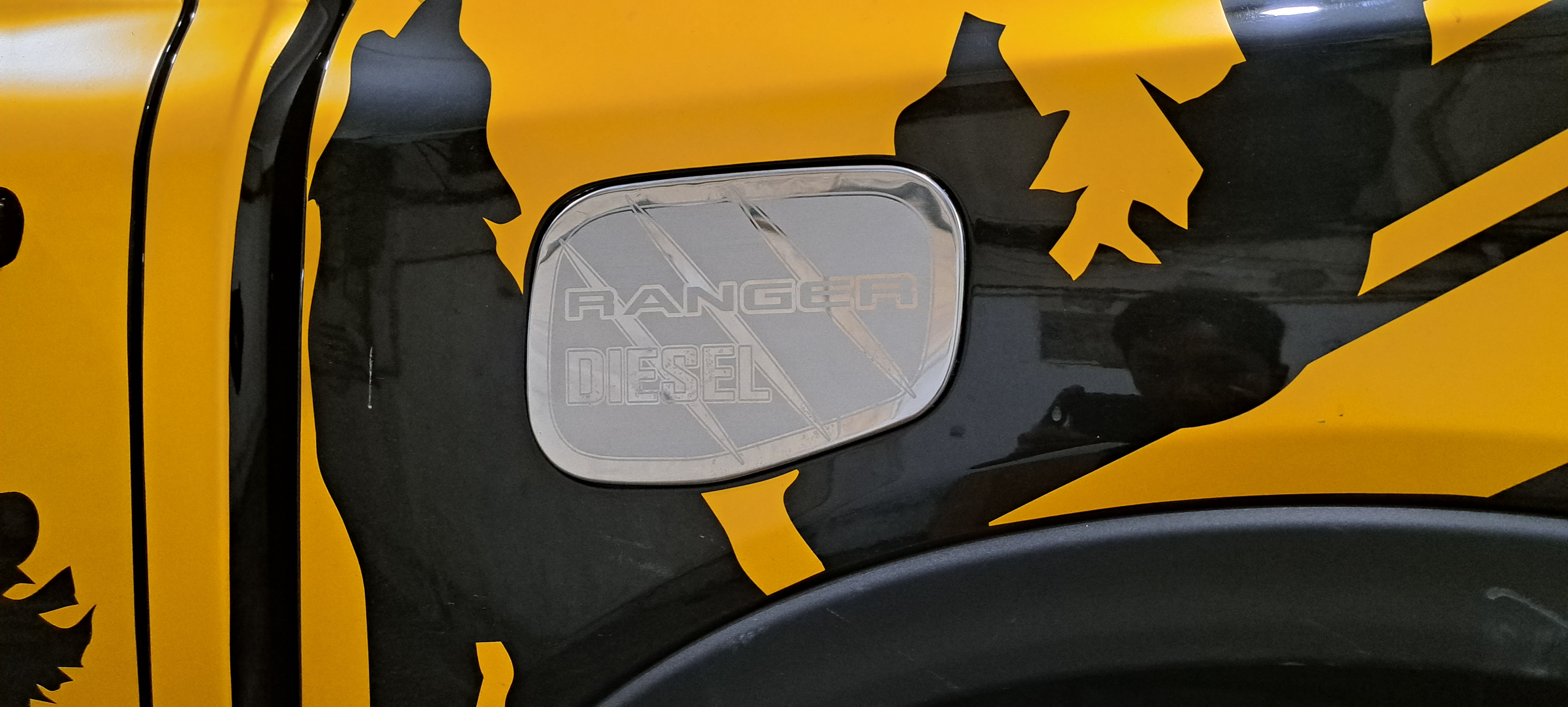 Ốp INOX nắp bình xăng FORD Ranger 2023