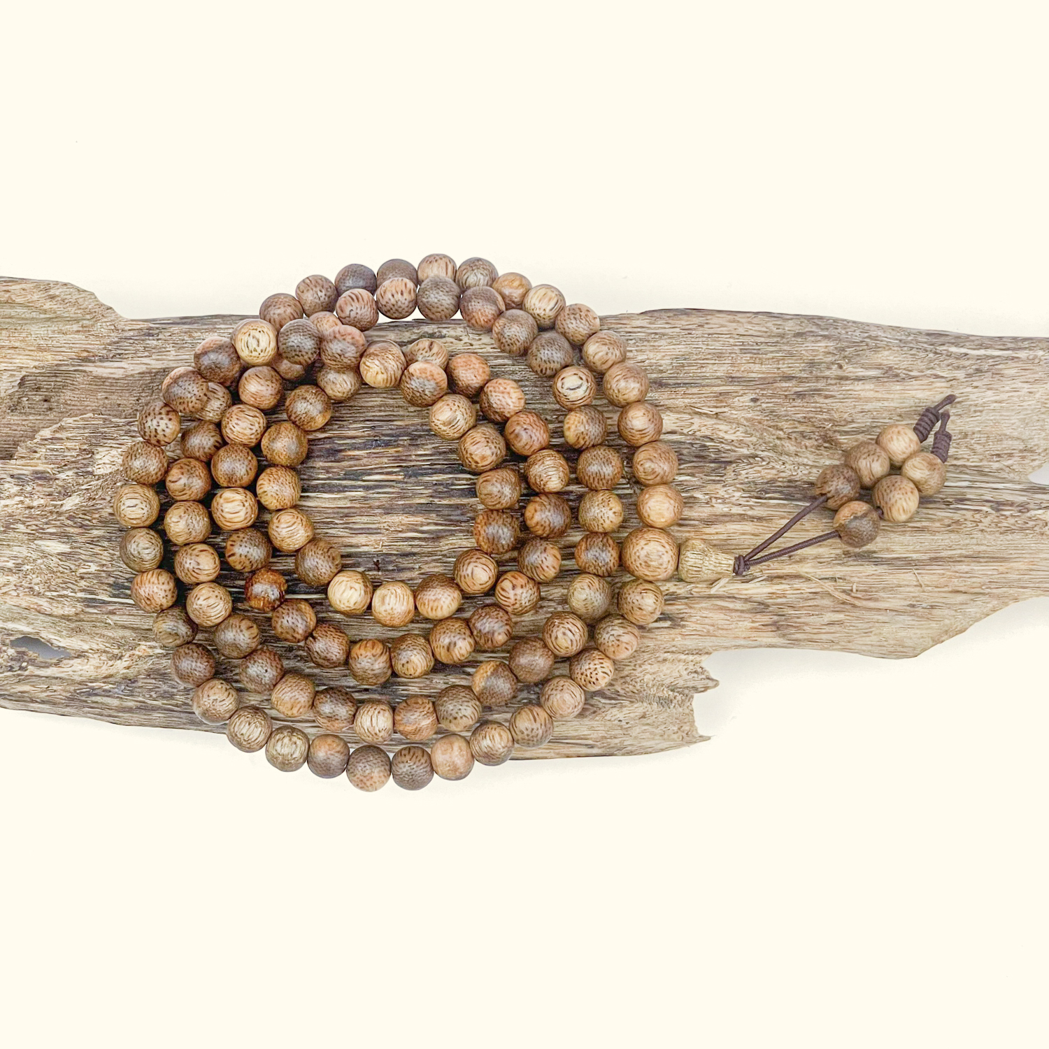 Vòng tay chuỗi 108 hạt trầm hương Sơn Mộc Hương đeo tay nam nữ mang ý nghĩa phong thủy may mắn tài lộc