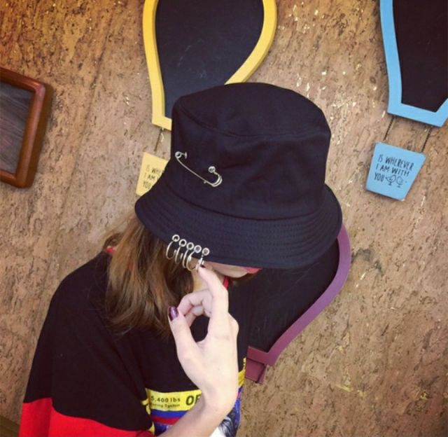 Nón Bucket Phối Khoen Và Gim Băng