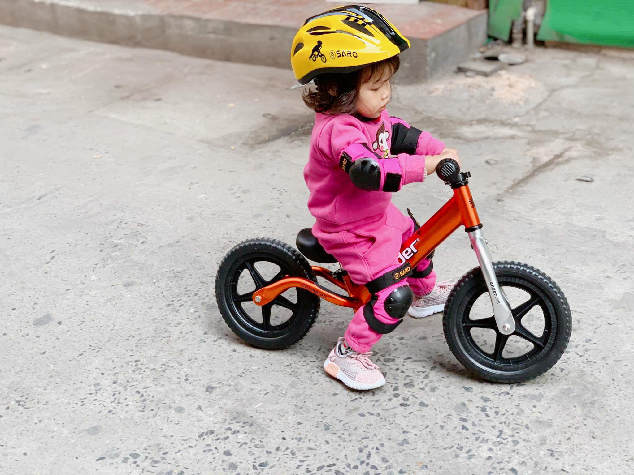 Mũ bảo hiểm trẻ em Saro Màu Đỏ