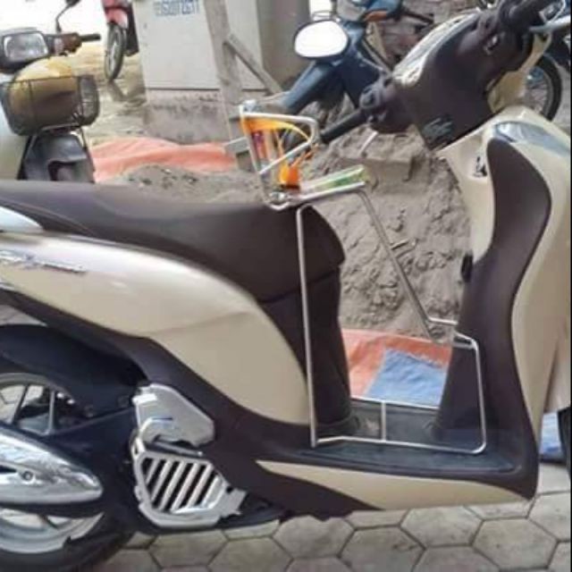 Ghế ngồi xe máy SH MODE có vòng bảo vệ cho bé ra ngoài
