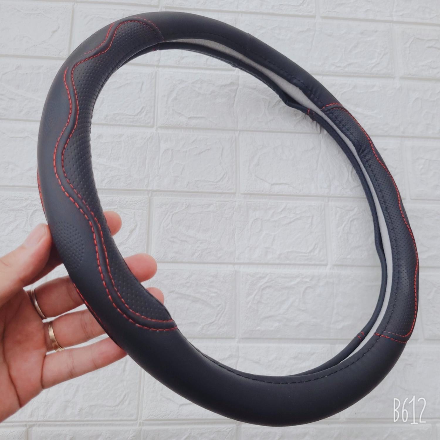 Bọc vô lăng da, có lỗ thoáng khí giá rẻ size 38cm phù hợp các dòng xe ô tô