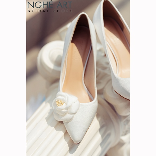 Giày cưới Nghé Art satin trắng đính hoa lụa 334