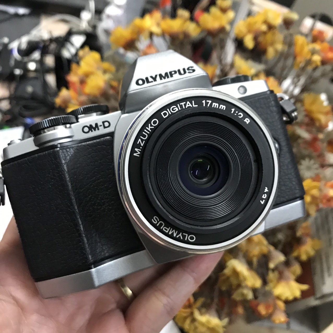 Máy ảnh Olympus E-M10 và ống kính 17f2.8