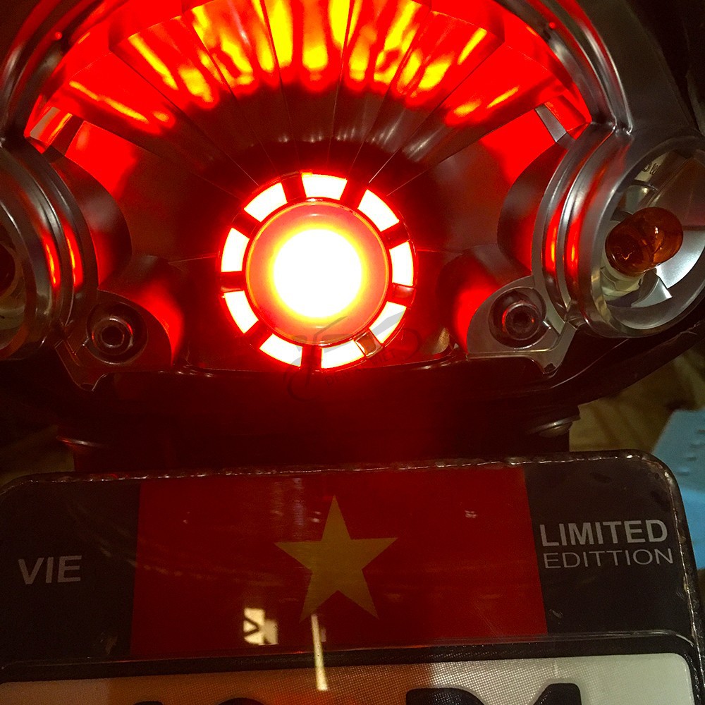 ĐÈN LED ĐUÔI XE MẮT QUỶ ĐỔI MÀU ( CÓ CLIP )
