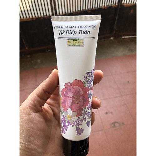 Sửa rửa mặt thảo môc tứ diệp thảo