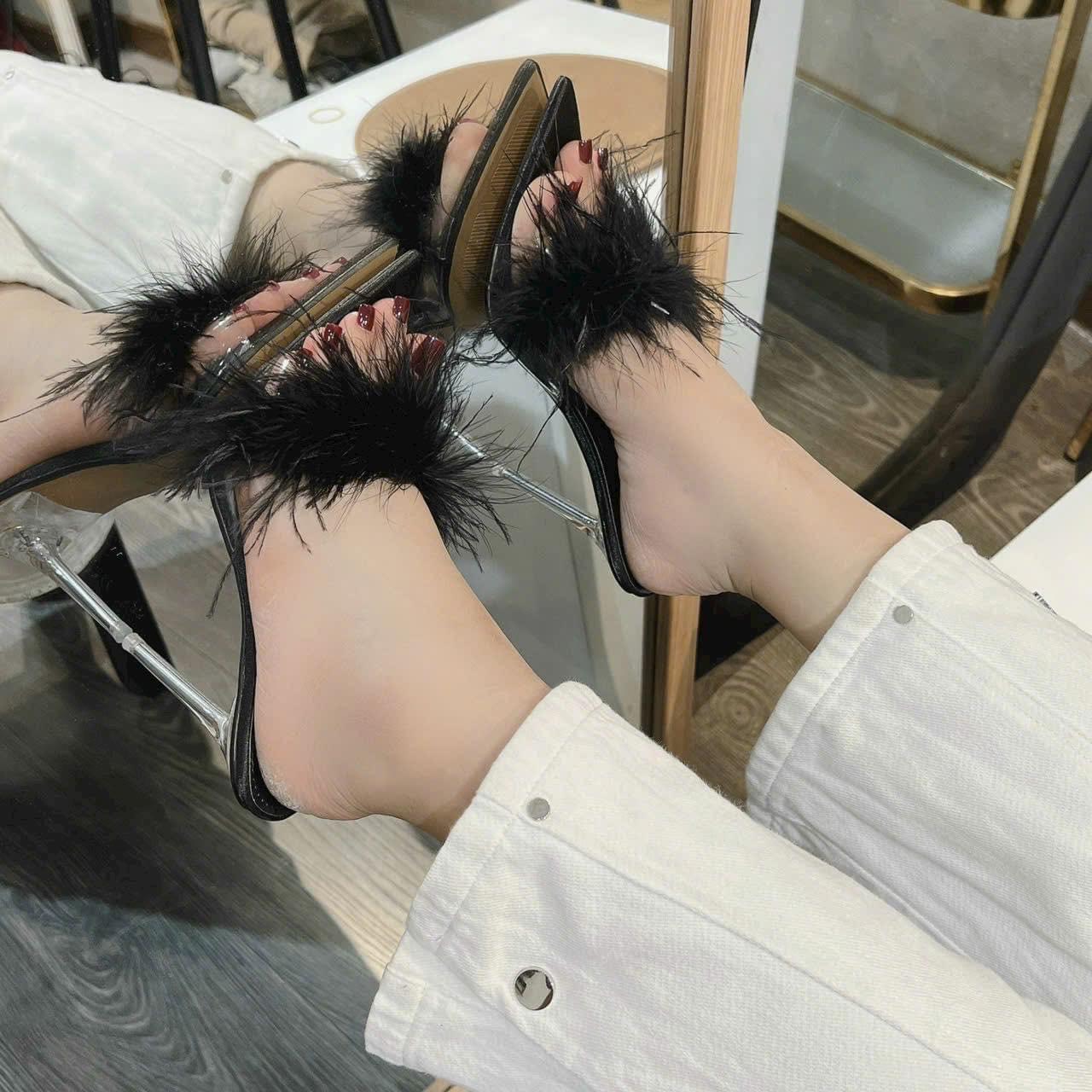 (siêu sale)Dép guốc quay ngang gắn lông vũ siêu sang.