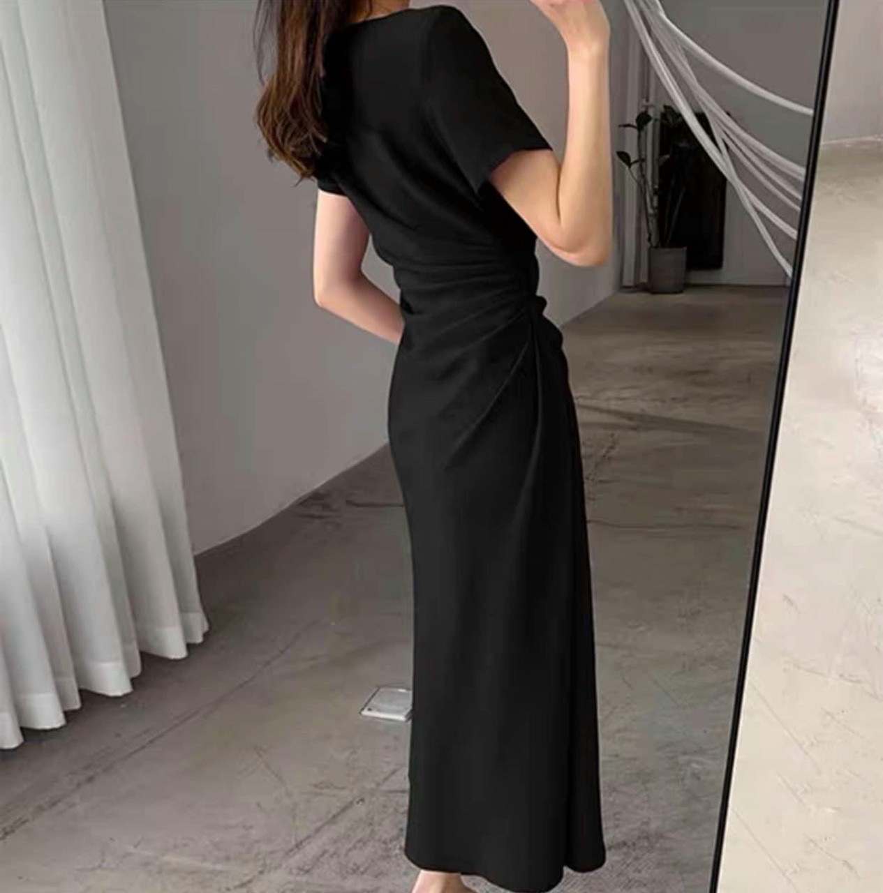 Đầm đen khoéc vai