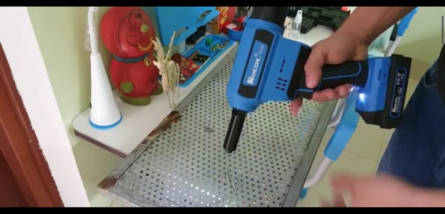 Súng bắn đinh rive bằng pin ROCOL RL520