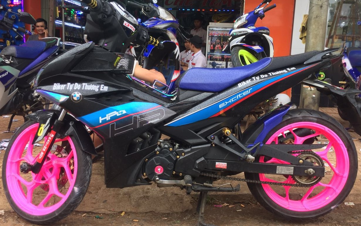 Sơn xịt Samurai màu Hồng Huỳnh Quang - 53 (cần sử dụng cùng nền màu Trắng - UC1002)