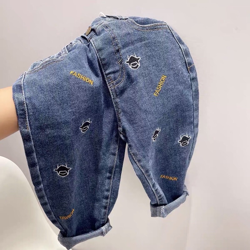 Quần bò thêu hình cho bé sành điệu