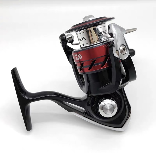 Máy câu cá Daiwa sweepfire 2B-CS màu đỏ đen