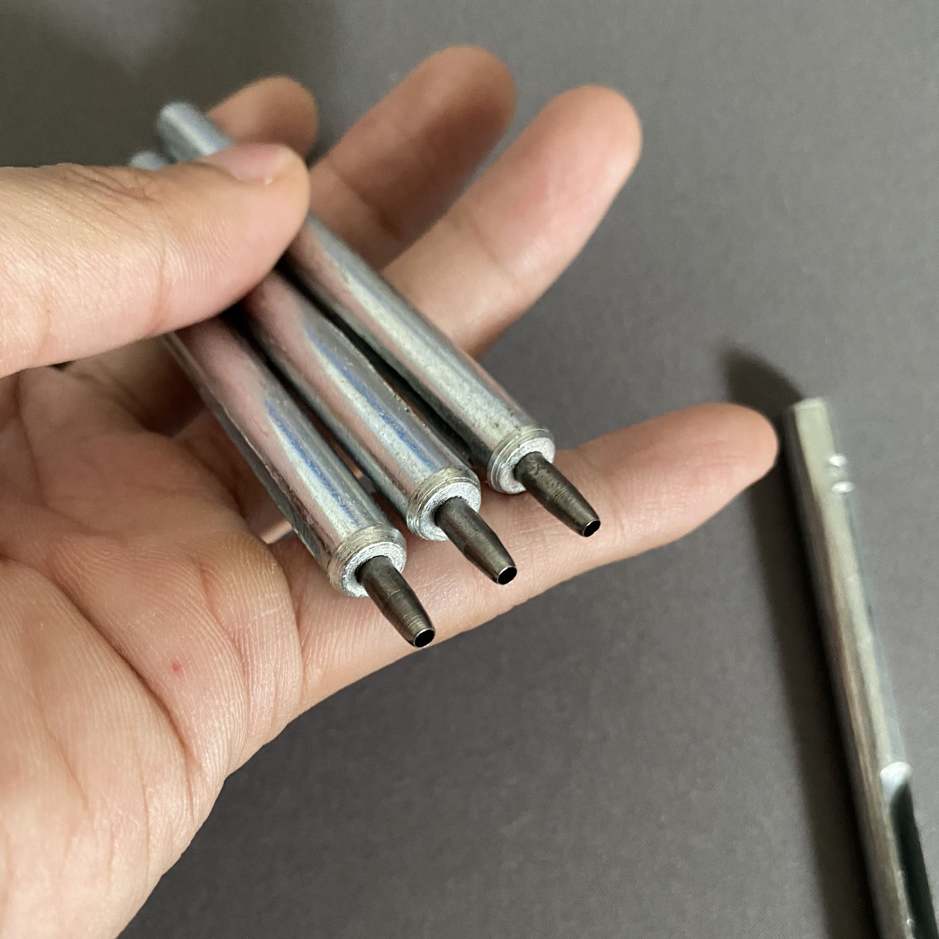 Đục lỗ dây - sasami đồ da cá sấu