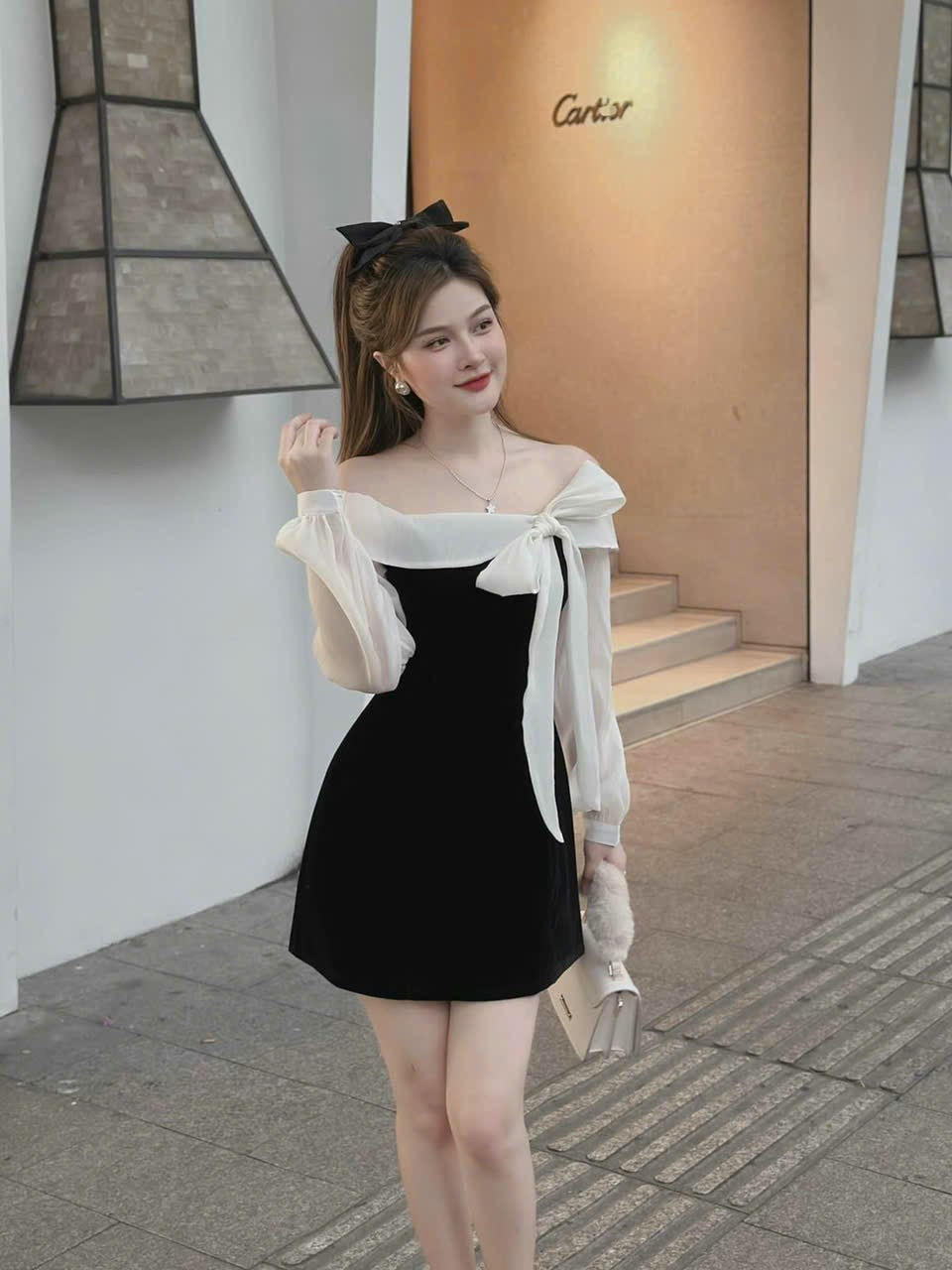 Váy nhung trễ vai phối voan trễ vai nơ ngực dáng ngắn, Váy trễ vai bánh bèo nhung đen dài tay phối voan nơ