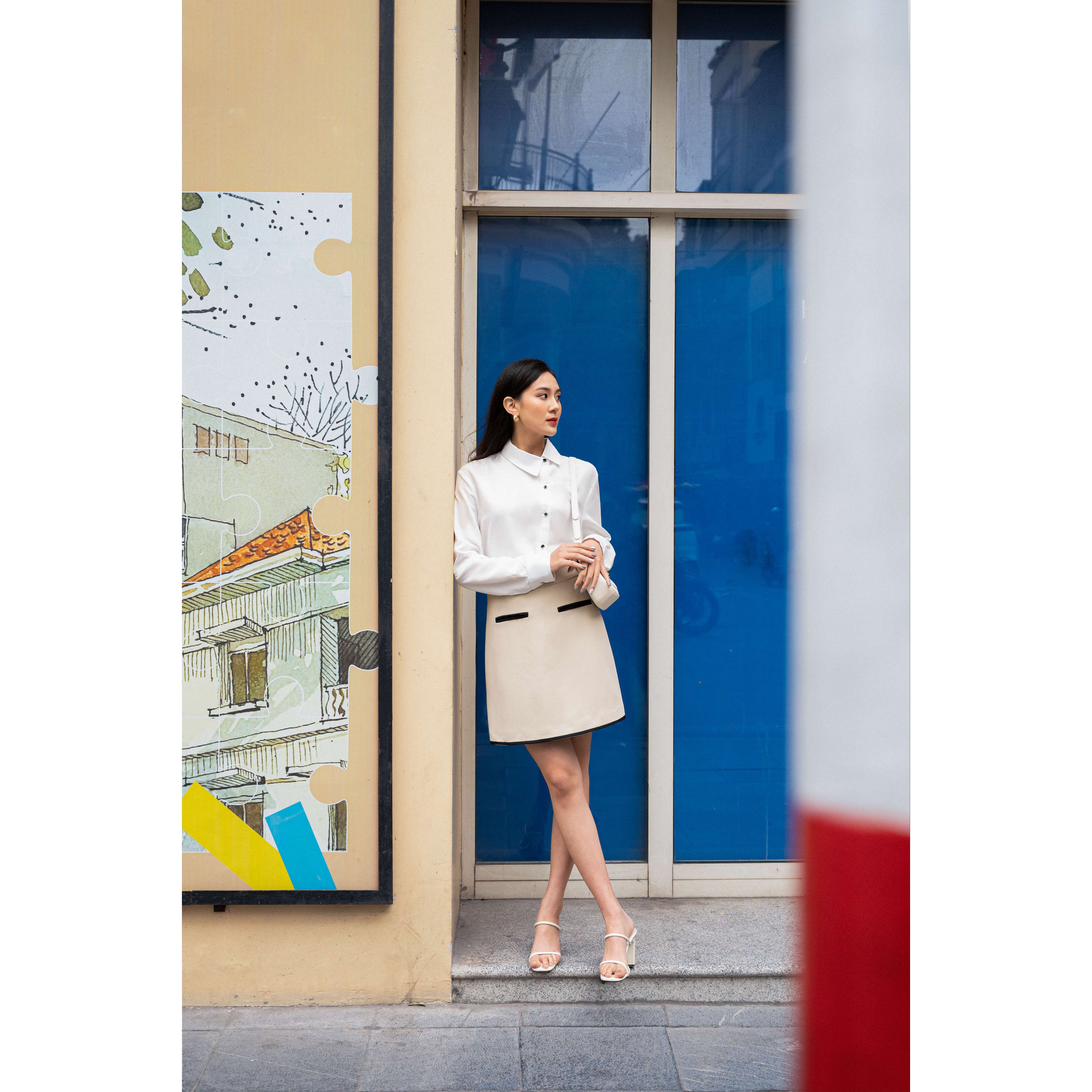 Sơ mi trắng cổ chéo cúc đen 03SHI221 - MAIIMER