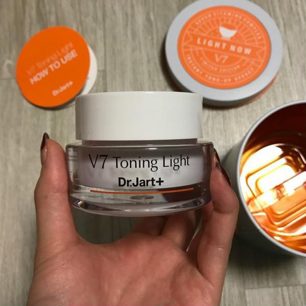 KEM V7 Toning Light HÀN QUỐC( hộp thiếc hũ tròn)