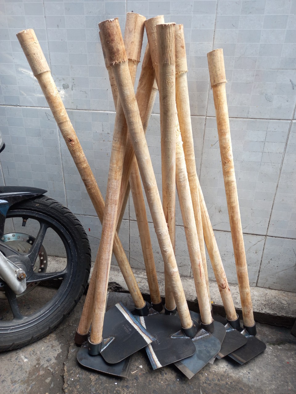 Cuốc làm vườn cán bằng gỗ ,cán dài 1 mét
