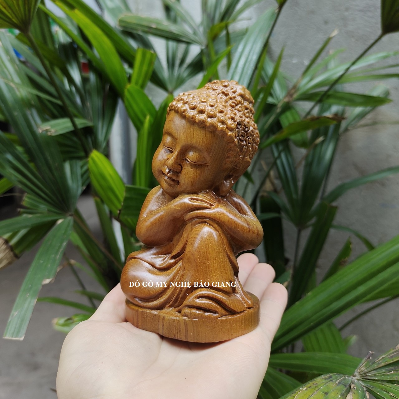 Tượng chú tiểu gỗ bách xanh có mùi thơm