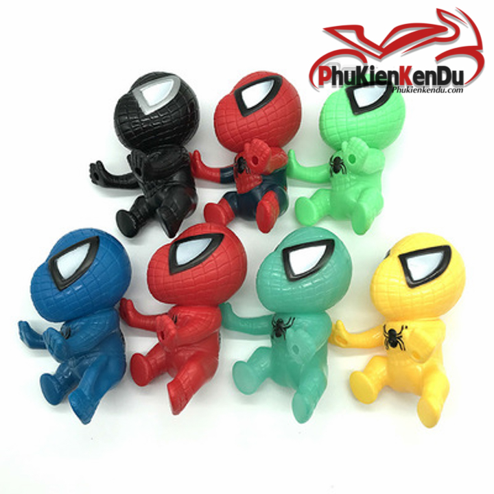 Người nhện bám đuôi xe máy