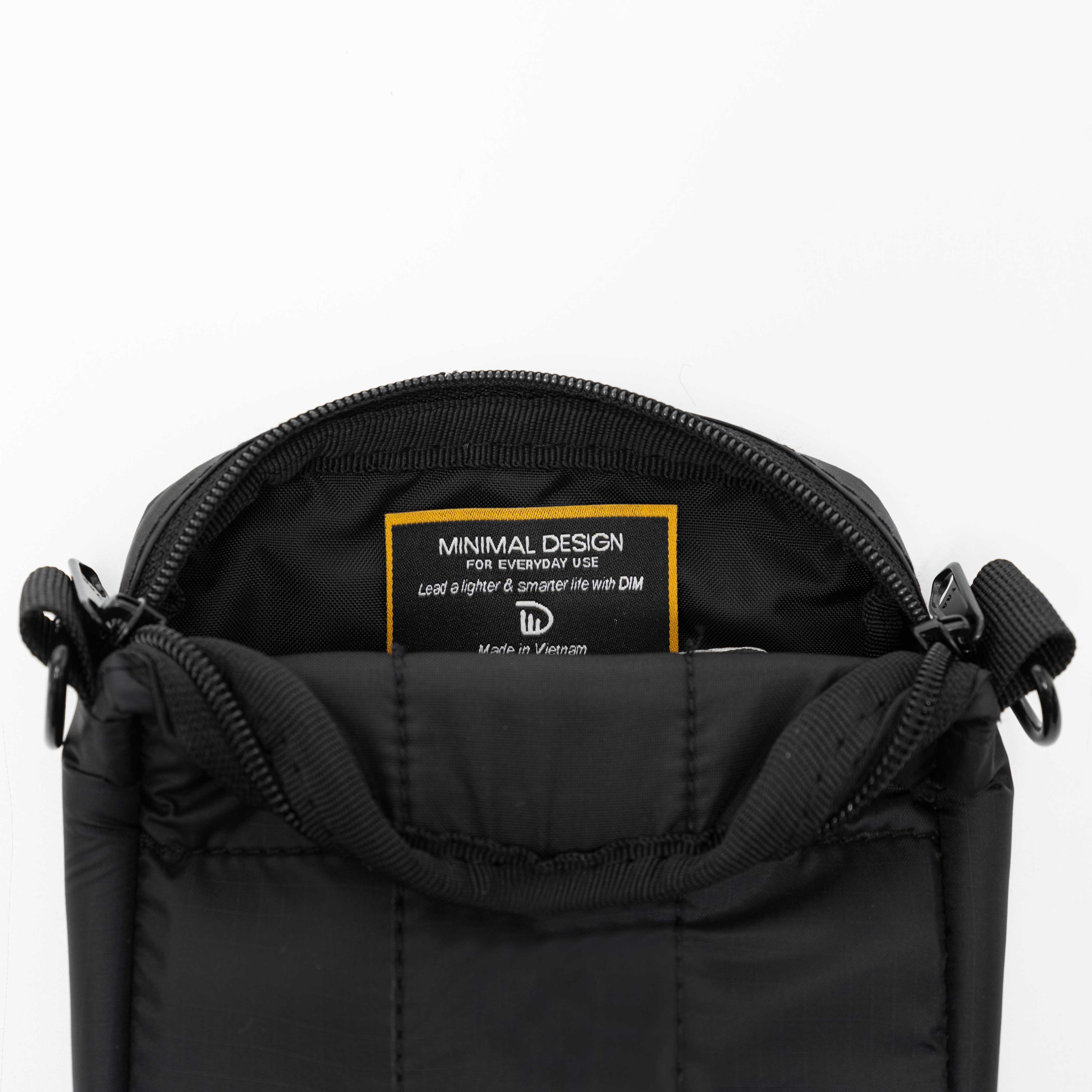Túi đeo chéo DIM Light Mini Bag - Chất liệu chống thấm nước