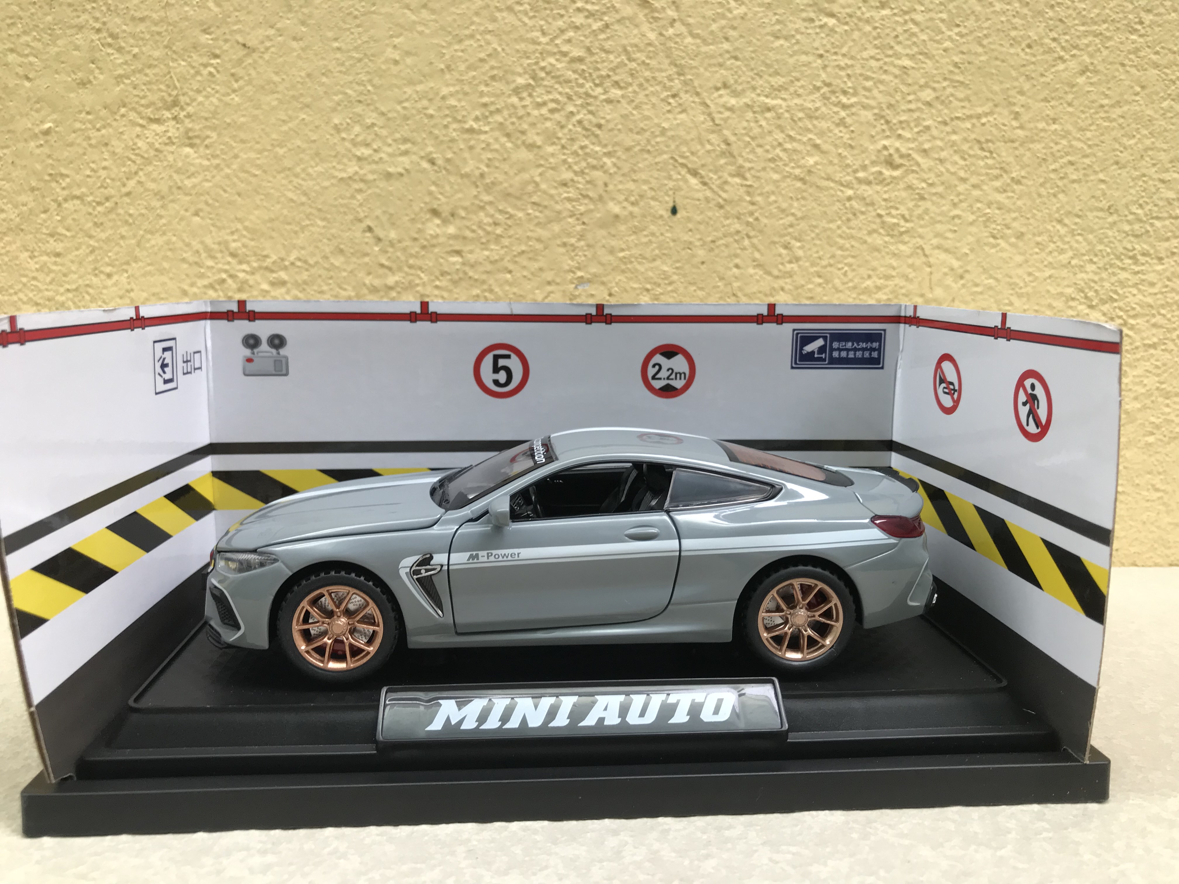 [HCM]Mô hình xe ô tô BMW M8 - 1:32