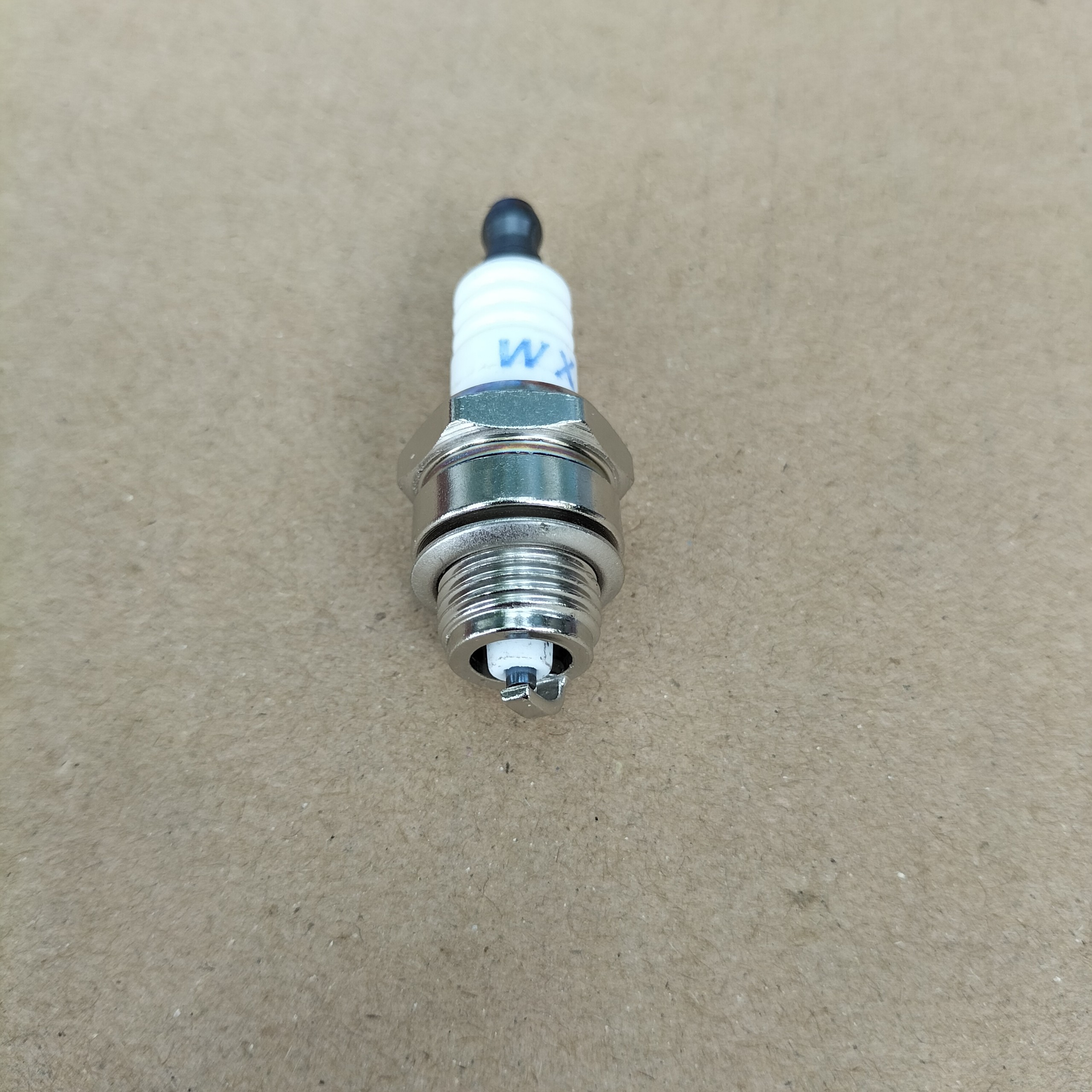 2 cái; Bugi máy cưa xăng, máy cắt cỏ động cơ 2 thì