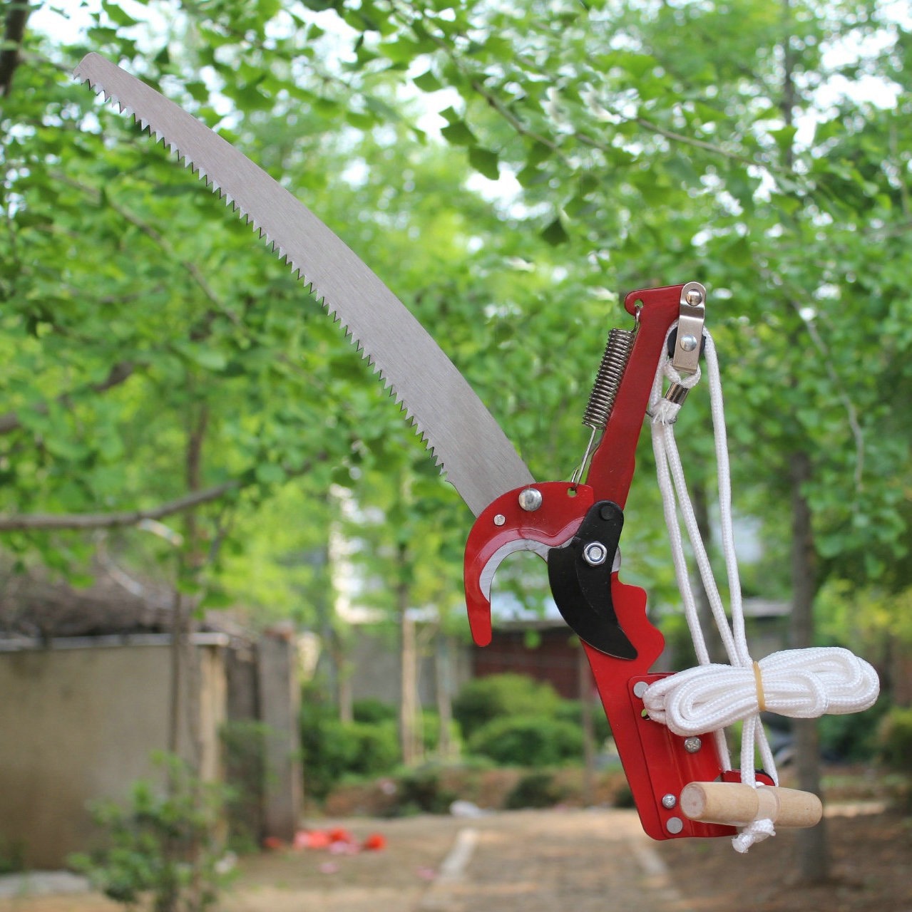 Kéo cắt cành trên cao giật dây