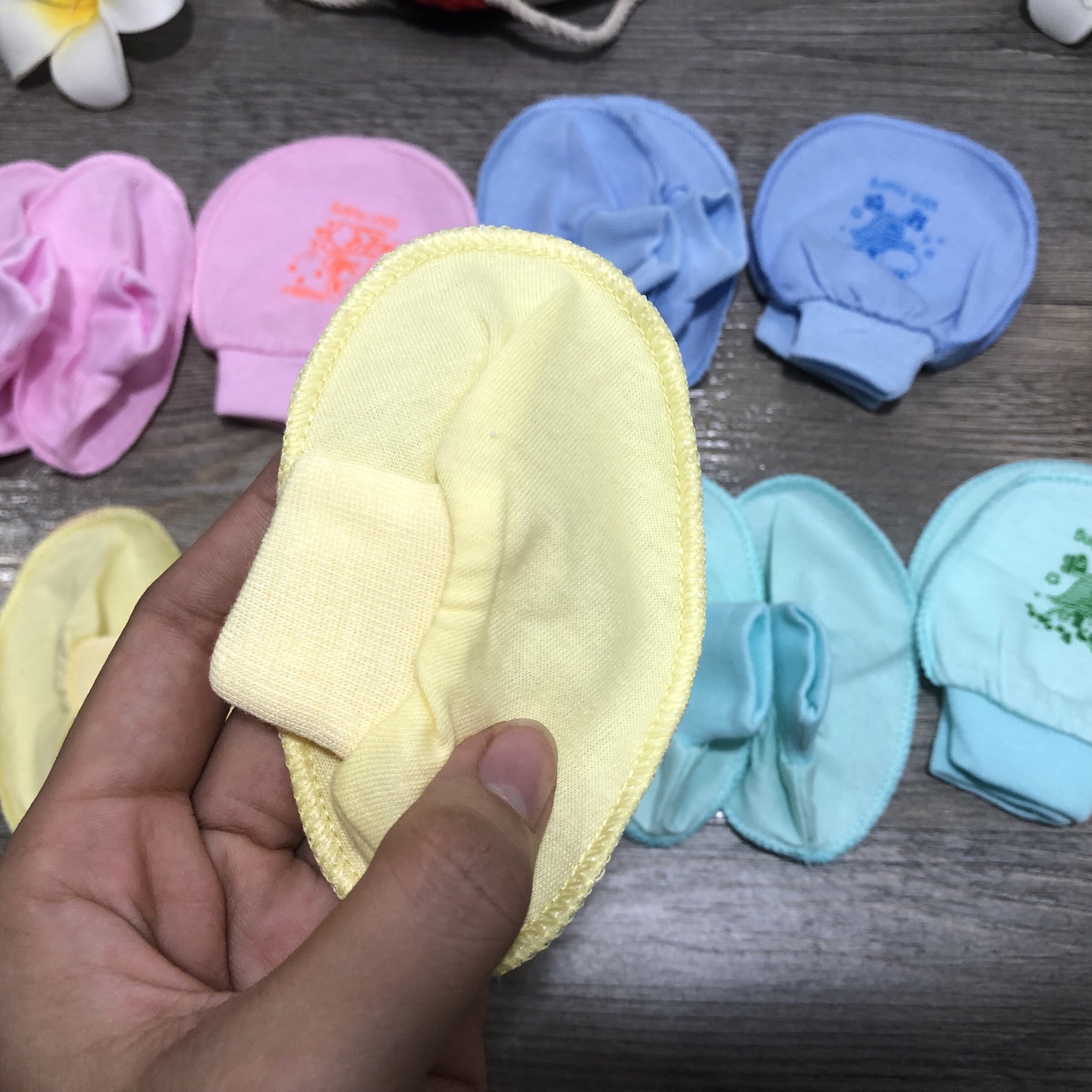Sét bao tay,bao chân cho bé sơ sinh ( 1 sét gồm 2 găng tay và 2 bao chân )