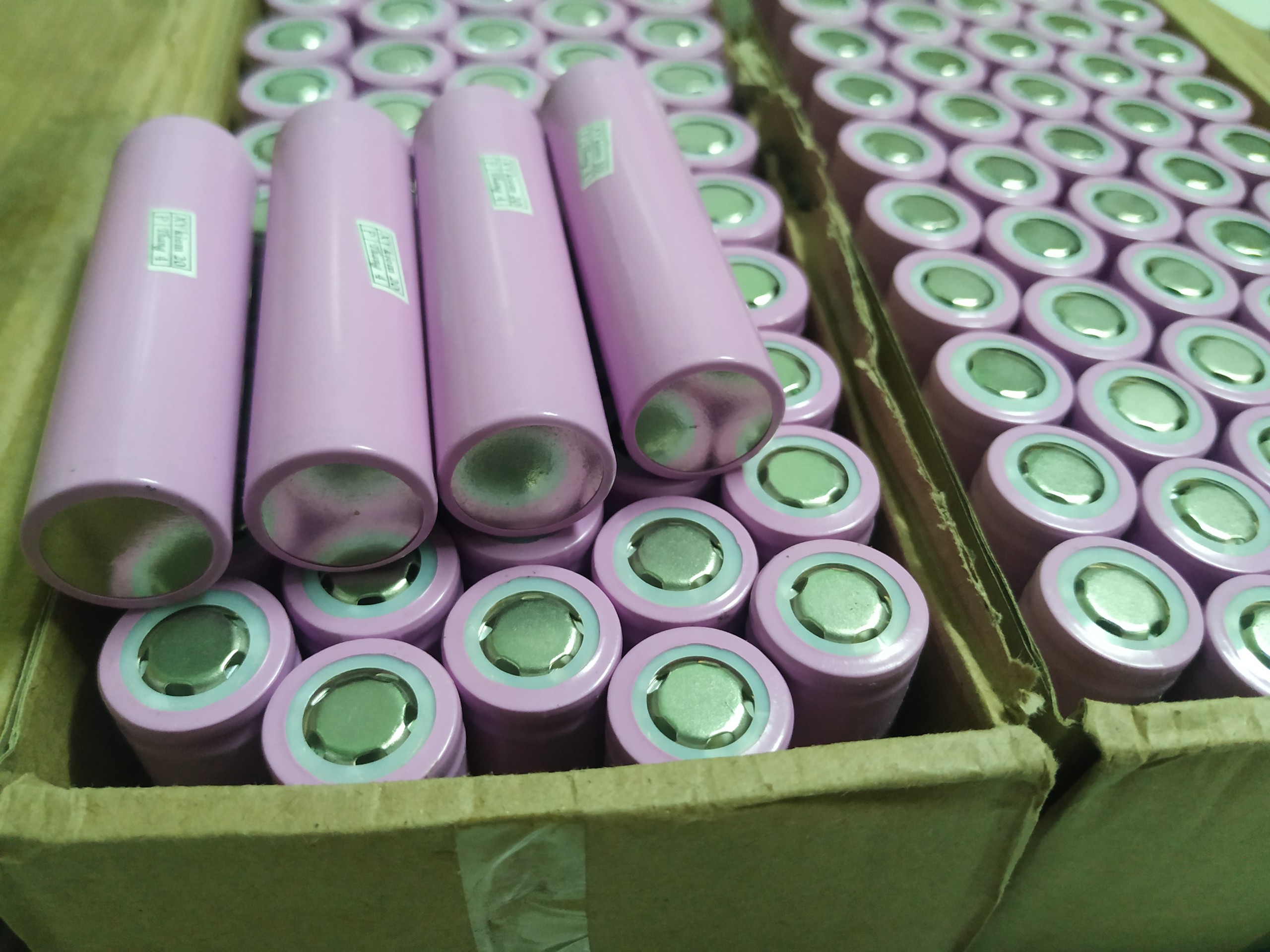 8 viên Pin sạc 18650 hồng ,tím,đỏ,xanh mới 100% dùng cho quạt sạc đèn pin máy nghe pháp